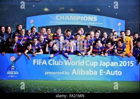 20. Dezember 2015 - Yokohama, Kanagawa, Japan - The F.C Barcelona Kader feiert mit seiner Trophäe nach Niederlage das Spiel zwischen FC. Barcelona und C.A Fluss-Platte 3:0 im International Stadium Yokohama. (Kredit-Bild: © Marcio Machado über ZUMA Draht) Stockfoto