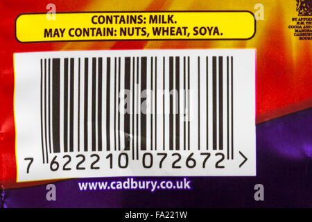 Enthält Milch kann Muttern Weizen Soja Detail auf Cadbury Chocolate wrapper enthalten Stockfoto