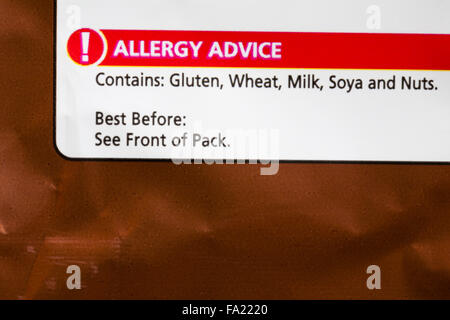 Allergie-Beratung enthält Gluten Weizen Milch Soja und Nüssen auf Biskuit wrapper Stockfoto
