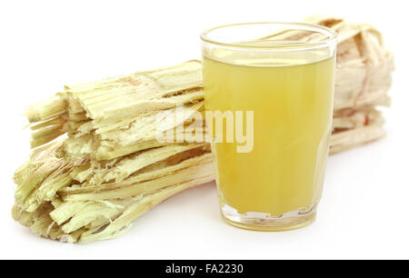 Zuckerrohrsaft mit Bagasse auf weißem Hintergrund Stockfoto