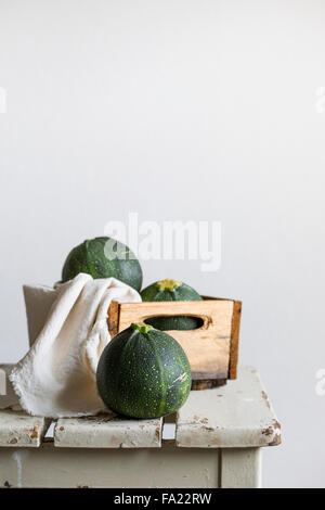 Runde Zucchini in einer Holzkiste Stockfoto