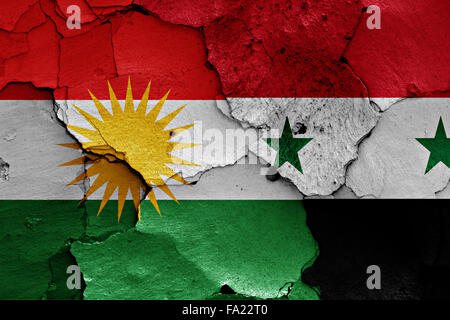 Flaggen der Irakisch-Kurdistan und Syrien auf rissige Wand gemalt Stockfoto