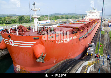 Bulk Carrier Panamax Schiff betreten Gatun Schleusen, Panama-Kanal. Panama Stockfoto