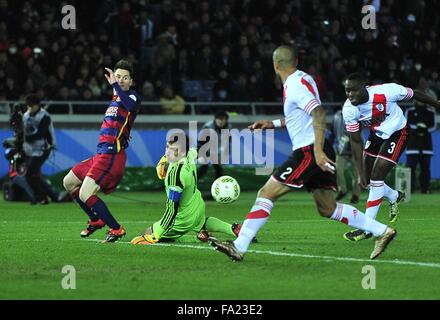 20. Dezember 2015 - Yokohama, Kanagawa, Japan - FC Barcelona leiten Sie LIONEL MESSI (L) in Aktion während des Spiels zwischen C.A River Plate Vs FC Barcelona im International Stadium Yokohama. (Kredit-Bild: © Marcio Machado über ZUMA Draht) Stockfoto