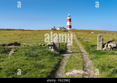 Suche nach einer Spur in Richtung Leuchtturm auf Bardsey Island befindet sich am Ende der Halbinsel Llyn in Gwynedd, Wales Stockfoto