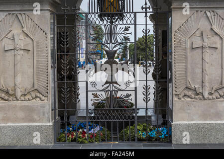 Warschau, Polen - Juli, 08: Das Grab des unbekannten Soldaten auf dem Pilsudski-Platz, am 8. Juli 2015. Grab des unbekannten mit wallt Stockfoto