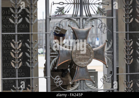 Warschau, Polen - Juli, 08: Das Grab des unbekannten Soldaten auf dem Pilsudski-Platz, am 8. Juli 2015. Grab des unbekannten mit wallt