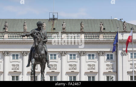 Präsidentenpalast in Warschau, Polen. Davor: Bertel Thorvaldsens Reiterstatue von Prinz Józef Poniatowski. Stockfoto