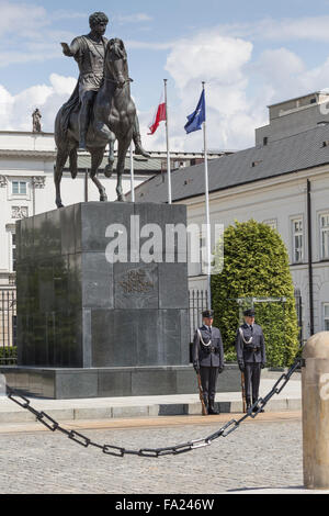 Warschau, Polen - Juli, 08: Präsidentenpalast in Warschau, Polen. Davor: Bertel Thorvaldsens Reiterstatue von Prinz Jo Stockfoto