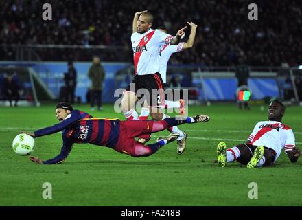 20. Dezember 2015 - Yokohama, Kanagawa, Japan - FC Barcelona nach vorne, wie NEYMAR JUNIOR (L) während des Spiels zwischen C.A River Plate Vs FC Barcelona im International Stadium Yokohama reagiert. (Kredit-Bild: © Marcio Machado über ZUMA Draht) Stockfoto