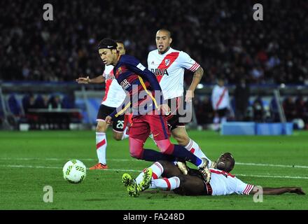 20. Dezember 2015 - Yokohama, Kanagawa, Japan - FC Barcelona nach vorne, wie NEYMAR JUNIOR (L) während des Spiels zwischen C.A River Plate Vs FC Barcelona im International Stadium Yokohama reagiert. (Kredit-Bild: © Marcio Machado über ZUMA Draht) Stockfoto