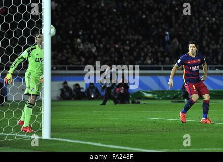 20. Dezember 2015 - Yokohama, Kanagawa, Japan - FC Barcelona nach vorne LUIAS SUAREZ seine Tor während des Spiels zwischen FC Barcelona Vs C.A River Plate im International Stadium Yokohama. (Kredit-Bild: © Marcio Machado über ZUMA Draht) Stockfoto