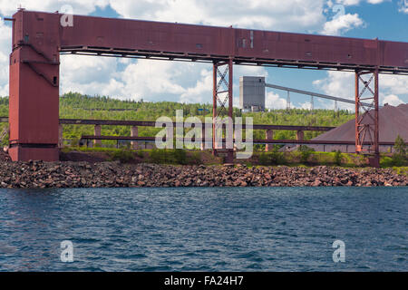 Klippen Naturressourcen Northshore Mining Werk in Silver Bay am nördlichen Ufer des Lake Superior in Minnesota Stockfoto