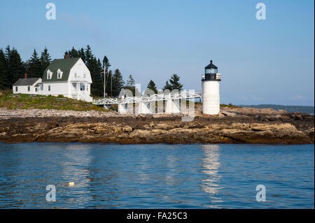 Blick auf das Wasser verlassen den Hafen von Port Clyde vorbei Marshall Point Lighthouse in Maine auf einem frühen Sommerabend. Stockfoto