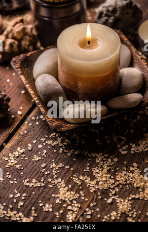 Wellness-Entspannung-Einstellung mit Kerze und Steinen Stockfoto