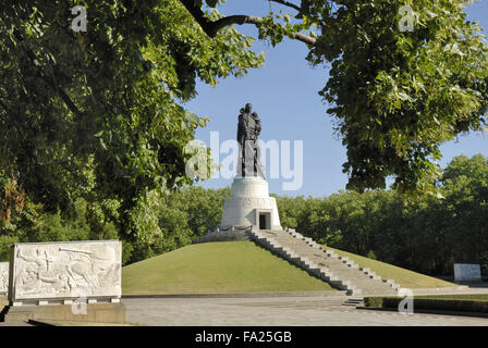 Sowjetische Ehrenmal im Treptower Park, Berlin, Germany.To gedenken die 20.000 sowjetische Soldaten, die fiel in der Schlacht von Berli Stockfoto