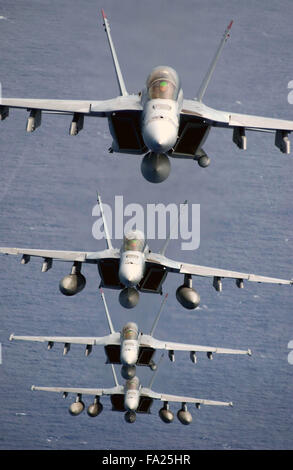 F/A-18 Super Hornets "Black Aces" Strike Fighter Squadron vierzig One in einer Stack-Formation zugeordnet. Stockfoto