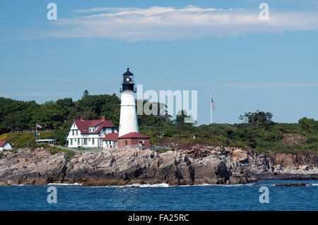 Blick vom Wasser von Portland Head Lighthouse, die hell erstrahlt die Seemänner, die rund um den Hafen von Portland in Maine an einem Sommertag zu führen. Stockfoto