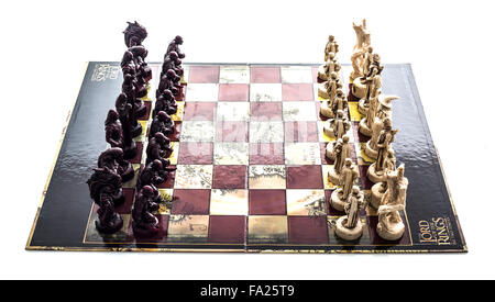 Lord von der Ringe die zwei Türme Chess Set auf weißem Hintergrund Stockfoto