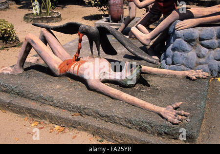 Betonbildhauerei von Sinner oder Criminal, die Eingeweide als Strafe für Tötung oder Mord herauszog. Kitsch-Folk-Kunstskulptur im Wat Wang Saen Suk hell Garden im Tempelgelände, Bang Saen, Chonburi Thailand Stockfoto