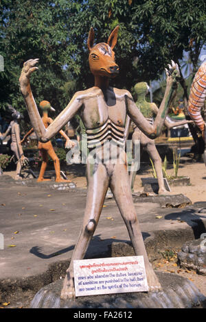 Betonskulptur von Sinner für schuldig befunden, als Pferd Gambling oder Ambition & Reincarcated zu spielen. Kitsch-Folk-Kunstskulptur im Wat Wang Saen Suk hell Garden im Tempelgelände, Bang Saen, Chonburi Thailand Stockfoto