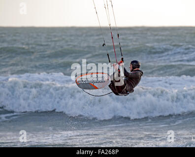 Cornwall, UK. 20. Dezember 2015. Kite-Surfer genießen den Seegang und wind: Mounts Bay in der Nähe von St Michaels Mount, Marazion Credit: Bob Sharples/Alamy Live News Stockfoto