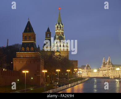 Blick zum Roten Platz, Spasskaja-Turm und Kaufhaus GUM (Glavny Universalnyj Magazin) in Moskau Stockfoto