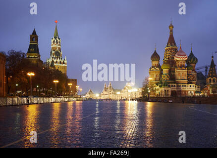 Blick zum Roten Platz, Spasskaja-Turm, Basilius Kathedrale und das Kaufhaus GUM von Vasilievski Downhill in Moskau Stockfoto