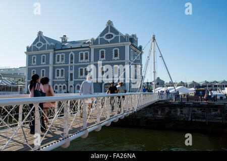 Südafrika, Cape Town. Victoria & Alfred Waterfront Drehbrücke, Schrägseilbrücke und Fußgänger Fußgängerbrücke. Stockfoto