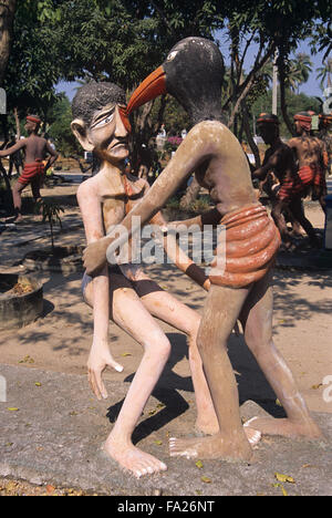 Betonskulptur des männlichen Sünders oder Betrüger, der Eye Pocked Out für Betrug hat. Kitsch-Folk-Kunstskulptur im Wat Wang Saen Suk hell Garden im Tempelgelände, Bang Saen, Chonburi Thailand Stockfoto