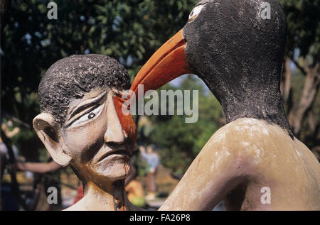 Betonskulptur des männlichen Sünders oder Betrüger, der Eye Pocked Out für Betrug hat. Kitsch-Folk-Kunstskulptur im Wat Wang Saen Suk hell Garden im Tempelgelände, Bang Saen, Chonburi Thailand Stockfoto