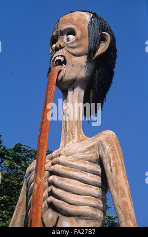 Riesenskulptur der männlichen Sünderin. Kitsch-Folk-Kunstskulptur im Wat Wang Saen Suk hell Garden im Tempelgelände, Bang Saen, Chonburi Thailand Stockfoto