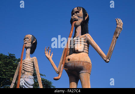 Gigantische Betonskulpturen von Sünderpaaren. Kitsch-Folk-Kunstskulptur im Wat Wang Saen Suk hell Garden im Tempelgelände, Bang Saen, Chonburi Thailand Stockfoto