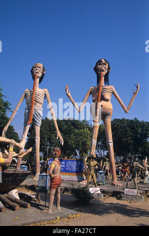 Gigantische Betonskulpturen von Sünderpaaren. Kitsch-Folk-Kunstskulptur im Wat Wang Saen Suk hell Garden im Tempelgelände, Bang Saen, Chonburi Thailand Stockfoto