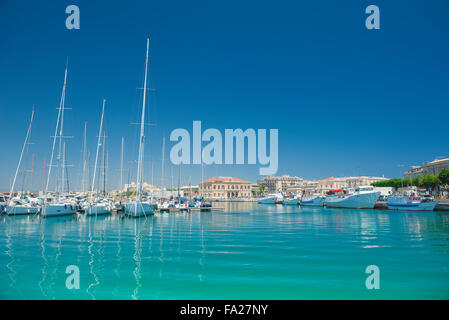 Marina Sizilien, Aussicht im Sommer von Yachten und Boote in der Marina in Syrakus Hafen, Siracusa, Sizilien günstig. Stockfoto