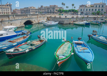Fischerboote Sizilien, Blick auf Fischerboote, die im historischen Innenhafen in Syrakus, Siracusa, Sizilien festgemacht sind. Stockfoto