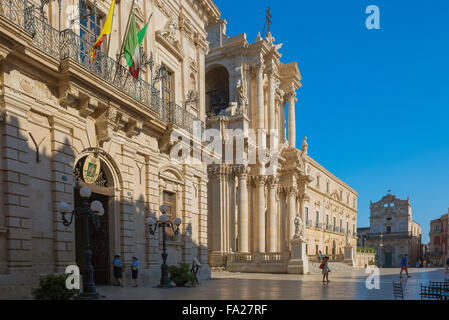 Piazza Duomo Syrakus, Ansicht des Municipio (links) und barocken Dom (Kathedrale) in die Piazza del Duomo in Syrakus (Ortigia), Sizilien Stockfoto