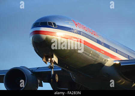 American Airlines Boeing 777 Jet Airliner Flugzeug N787AL landet am Flughafen London Heathrow, Großbritannien. Nahaufnahme der Nase Stockfoto