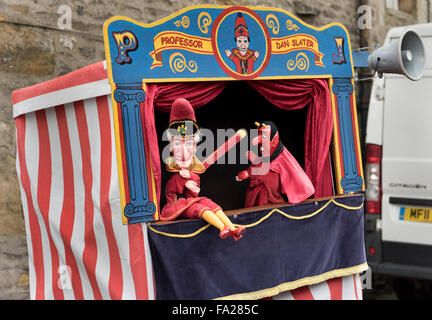 Traditionelle Punch and Judy Show im Grassington Dickens Festival, North Yorkshire, Dezember 2015 Stockfoto