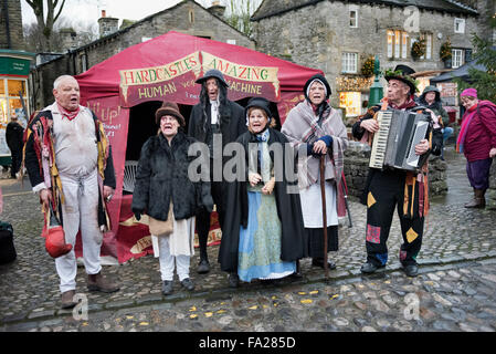 Straßenkünstler singen bei Grassington Dickens Festival, North Yorkshire, Dezember 2015. Stockfoto