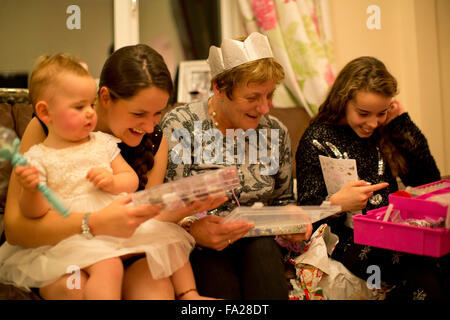 Familie Weihnachtsgeschenke auspacken Stockfoto