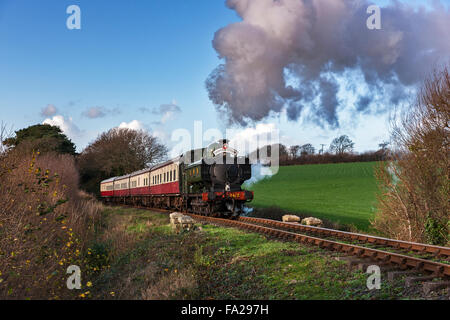 Dampf-Special. Bodmin, Cornwall, 20. Dezember 2015. Auf eine ungewöhnliche warmen sonnigen Wintertag im Dezember Bodmin & Wenford Dampfeisenbahn, Santa Special, dampfenden entlang Westheath, aus der das Schneiden über Brücke 17. Bildnachweis: Barry Bateman / Alamy Live News Stockfoto