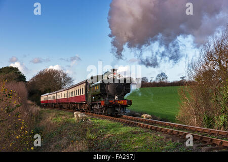 Dampf-Special. Bodmin, Cornwall, 20. Dezember 2015. Auf eine ungewöhnliche warmen sonnigen Wintertag im Dezember Bodmin & Wenford Dampfeisenbahn, Santa Special, dampfenden entlang Westheath, aus der das Schneiden über Brücke 17. Bildnachweis: Barry Bateman / Alamy Live News Stockfoto