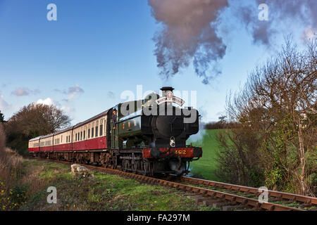 Dampf-Special. Bodmin, Cornwall, 20. Dezember 2015. Auf eine ungewöhnliche warmen sonnigen Wintertag im Dezember Bodmin & Wenford Dampfeisenbahn, Santa Special, dampfenden entlang Westheath, aus der das Schneiden über Brücke 17. Bildnachweis: Barry Bateman / Alamy Live News Stockfoto