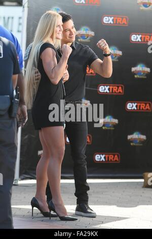 Holly Holm gesehen in den Universal Studios von Mario Lopez für das Fernsehen interviewt werden show Extra mit: Holly Holm wo: Los Angeles, California, Vereinigte Staaten von Amerika bei: 19. November 2015 Stockfoto