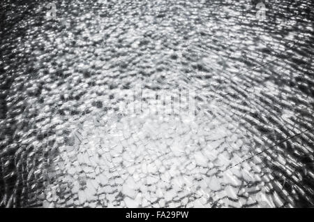 Zerbrochenes Glas mit Rissen und Staub. Städtischen Boden Beleuchtung Hintergrundtextur Stockfoto