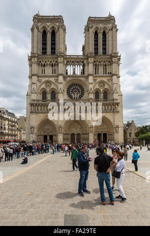 PARIS, Frankreich - 29. Mai: Würde Touristen warten auf einen Besuch in diesem vor der Notre Dame Kathedrale Stockfoto