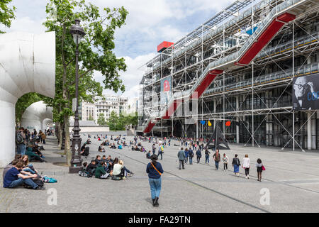 PARIS, Frankreich - 29 Mai: Touristen sitzen und entspannen auf dem Platz vor dem Centre Pompidou Stockfoto