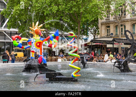 PARIS, Frankreich - 29 Mai: Strawinsky-Brunnen in der Nähe des Centre Georges Pompidou (Beaubourg) mit moderner Kunst Stockfoto