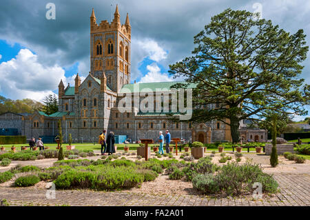 Menschen genießen Sie die Ruhe auf den formalen Lavendel Garten teilweise auf mittelalterlichen Pläne, die als Rahmen für die Abteikirche handeln modelliert Stockfoto